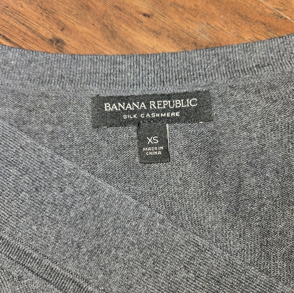Banana Republic Silk Cashmere Charcoal V Neck Sweater XS - Picture 4 of 8